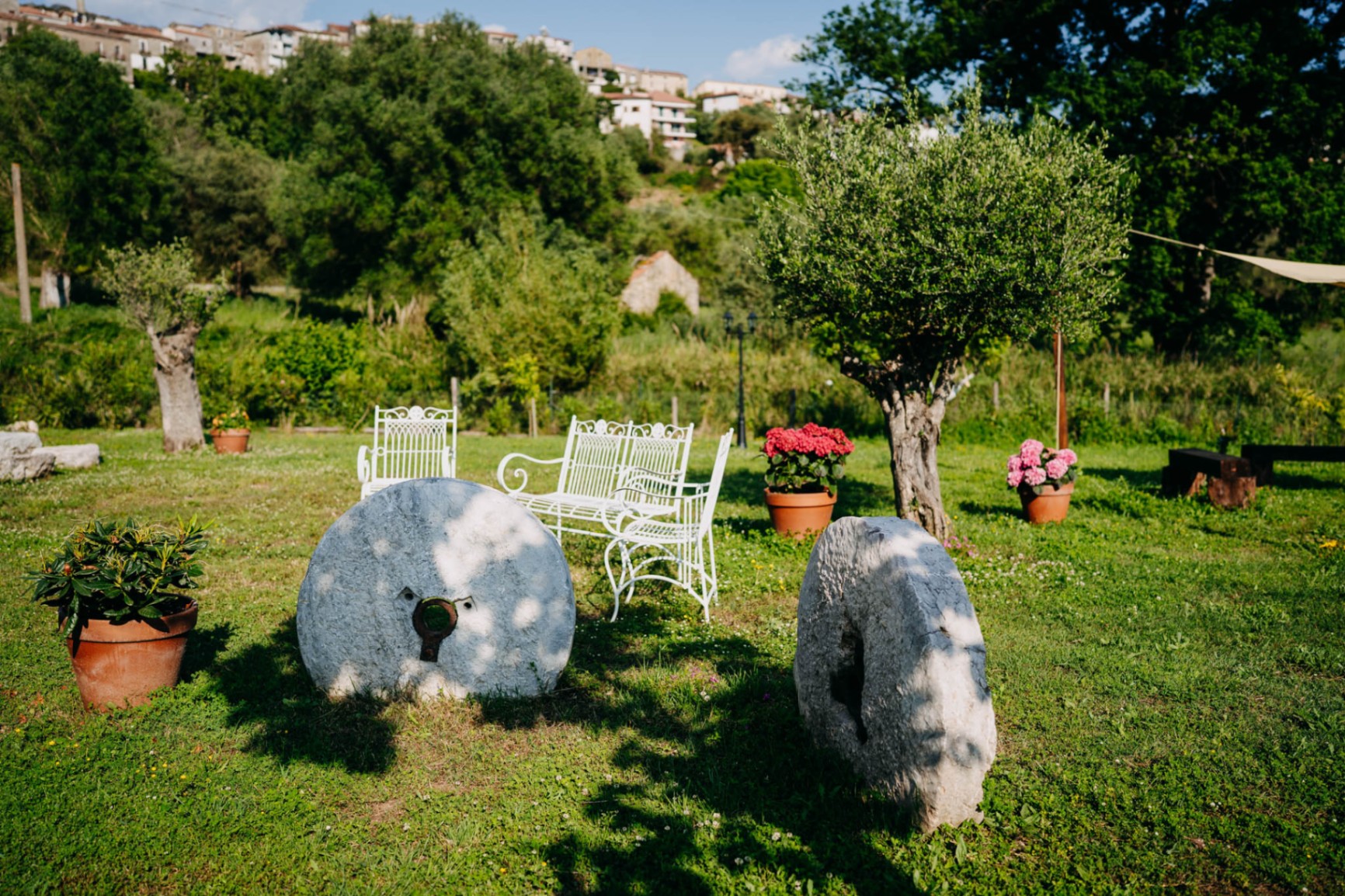 Salotto all'aperto immerso nel verde