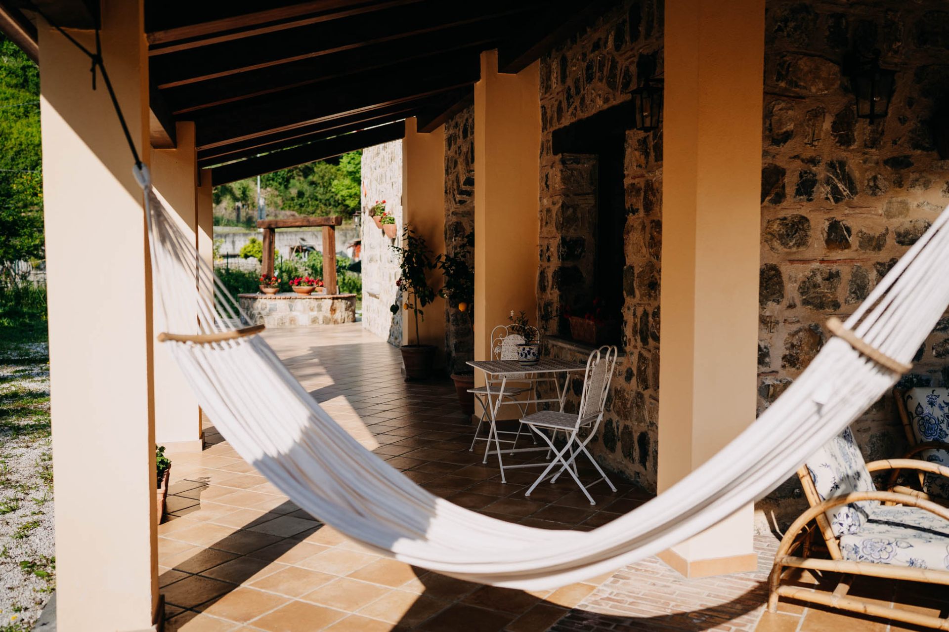 Amaca sotto il portico con vista sul giardino